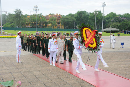 Người dân cả nước và bạn bè quốc tế vào Lăng viếng Bác nhân dịp kỷ niệm 124 năm ngày sinh Chủ tịch Hồ Chí Minh